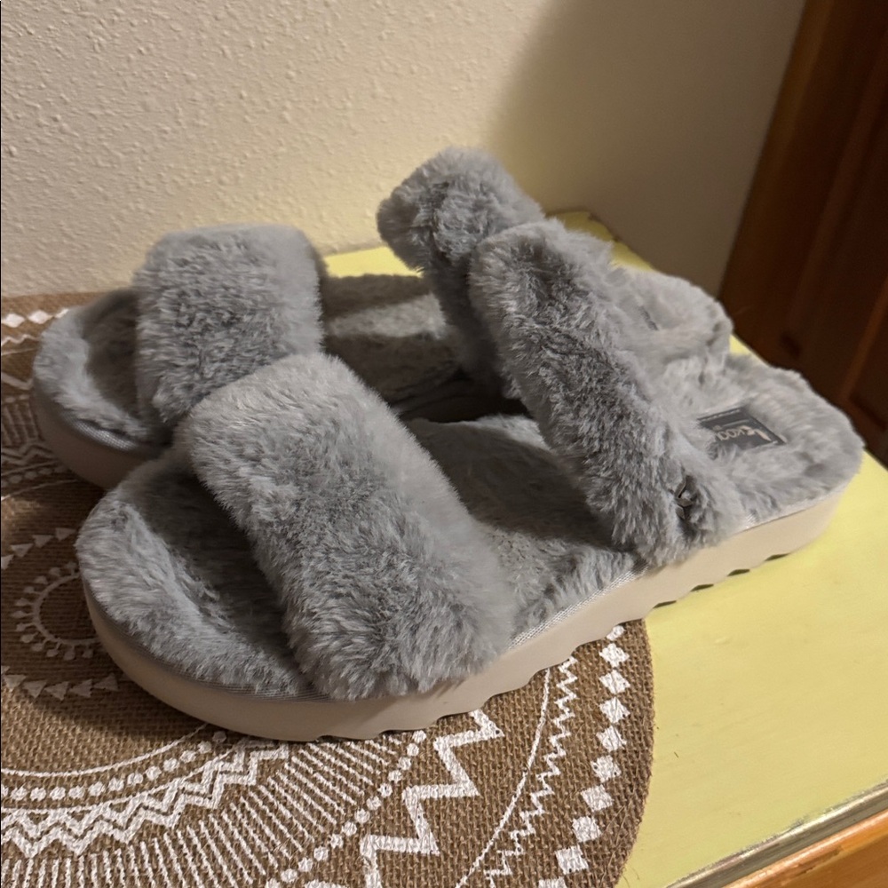 EUC Koolaburra by Ugg Women's Soft Gray Sandals - Picture 5 of 8